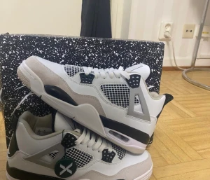 Jordan 4 - Ett par snygga j4 som är sprillans nya, köpte dem av min vän eftersom skorna inte passade han.