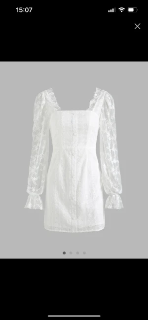 Vit klänning - Den mest perfekta vita klänningen! 😍sjukt fina detaljer och mjuk att ha på sig. Strl S och passar mig bra som vanligtvis har S. Aldrig använd! Köparen står för frakten, kontakta för mer info!💖