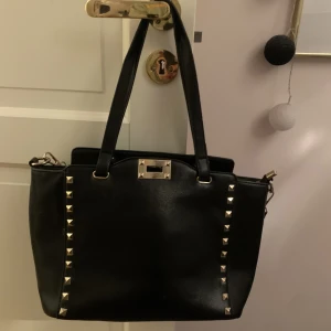 Läder väska med nitar - Svart läder väska med nitar Jätte bra skick 