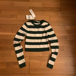 Randig zara topp - Säljer denna jätte fina Zara topp för den aldrig kommit till användning, lappen finns kvar. Frakt tillkommer