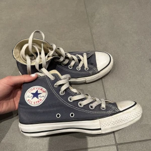 Marinblå converse - Säljer mina kära converse eftersom de är för små för mig. Finns tecken på användning, se bilder. Hör av vid funderingar. Köpare står för frakt. 