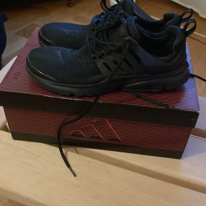 Nike air prestos - Nike air prestos. Använda ca 4 gånger. Väldigt sköna och i bra skick.