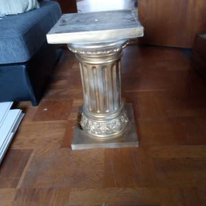 Pidelstal guldfärgad. - Gammal pidelstal guldfärgad med platta måtten 30 cm bred och 52 cm .Lite ommålning behövs .hämtas i Skene .