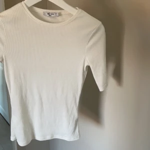 T-shirt - Lite längre ärmar än vanlig t-shirt, köparen står för frakten 