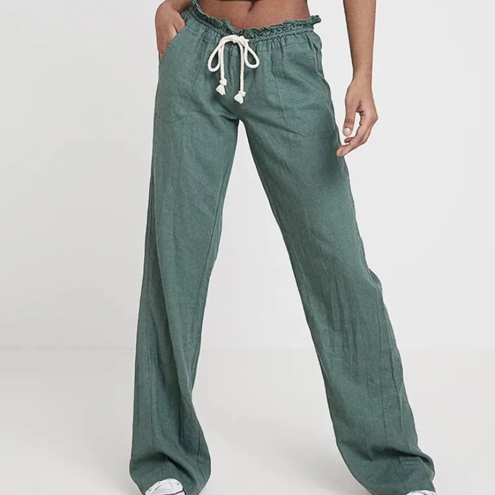 Säljer dessa gröna roxy linnebyxor då de tyvärr va för stora för mig:( verkligen så snygga! Hör av dig vid frågor! . Jeans & Byxor.