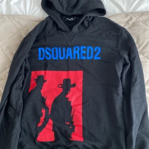 DSQUARED2 - Dsquared2 tröja använt ett par gånger, Storlek L men passar riktigt bra M