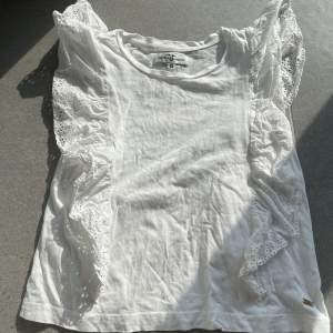 Fin vitt tröja med volanger från Hamilton  repubic i storlek 146/152 Fin och enkel att Styla kostar 60kr