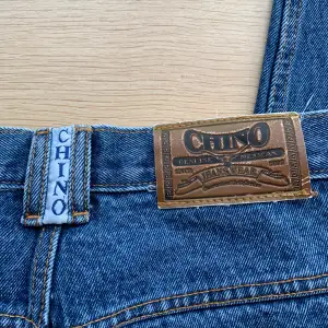 Snygga vintage jeans från Chino jeans wear. Jeansen är i storlek L och är marinblåa. De är i fint skick har många coola detaljer. Om ni har några frågor är det bara att skriva 🫶Vill gärna ha sålt dem så fort som möjligt!