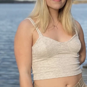 Croppad mjuk beigetopp - Säljer en croppad beige topp i storlek small från Nelly trend. Mjukt skönt material. 