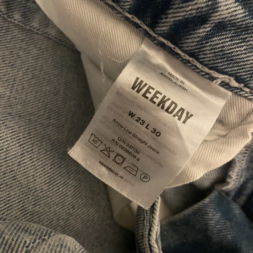 Straight jeans från Weekday. Nyskick! Nypris:500kr💞. Jeans & Byxor.