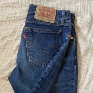 levis jeans - Perfekta levi’s jeans  Midjemått - 78 cm  Innerbensmått - 89 cm 