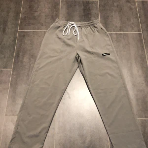 Byxor  - Säljer helt nya grå linnebyxor från shein!
