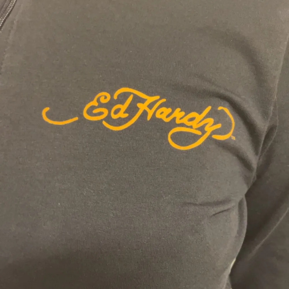 En as cool ed Hardy i storlek S men passar M, några stenar har ramlat av men annars inga defekter. Köparen står för frakten❣️. Hoodies.