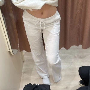 Linnebyxor - Intressekoll på dessa fina lågmidjade linnebyxor som är slutsålda! Aldrig använda, lapp kvar. De är långa!