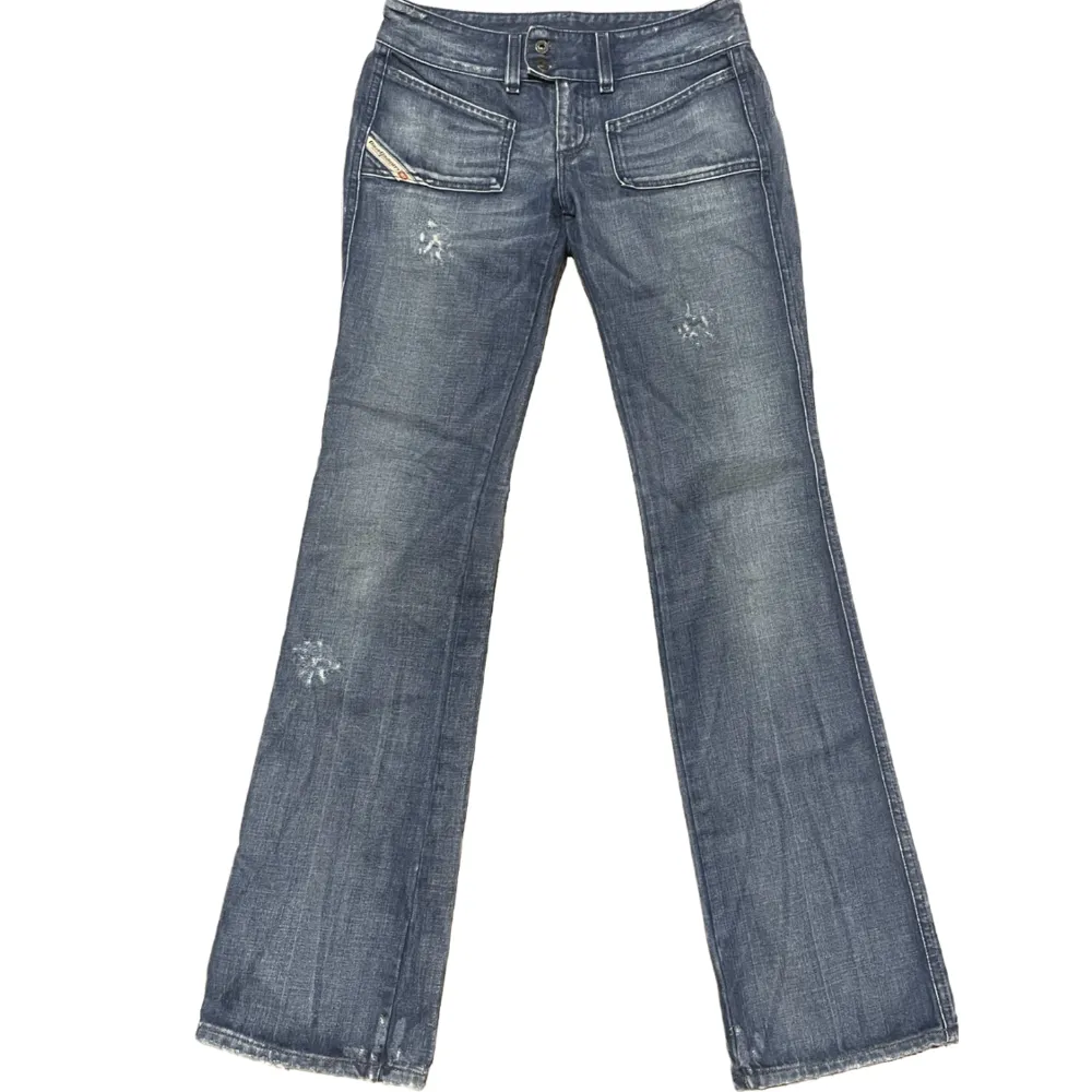 Jättecoola lågmidjade Diesel Industry denim division jeans i strl W27. Använda ett fåtal gånger, väldigt bra skick Midjemått tvärs över: 39cm längd: 104cm innebenslängd: 86cm ✨möts i Stockholm✨. Jeans & Byxor.