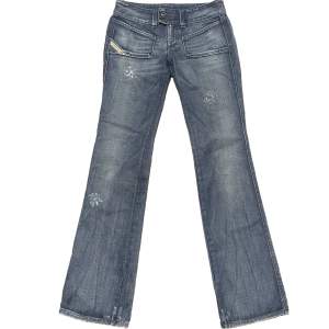 Jättecoola lågmidjade Diesel Industry denim division jeans i strl W27. Använda ett fåtal gånger, väldigt bra skick Midjemått tvärs över: 39cm längd: 104cm innebenslängd: 86cm ✨möts i Stockholm✨