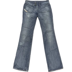 Diesel Industry Denim Division jeans - Jättecoola lågmidjade Diesel Industry denim division jeans i strl W27. Använda ett fåtal gånger, väldigt bra skick Midjemått tvärs över: 39cm längd: 104cm innebenslängd: 86cm ✨möts i Stockholm✨