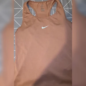 Rosa luftiga träningslinne från Nike. - Rosa luftiga träningslinne från Nike som är nytt men inte kommer till användning. M men passar för S också. 