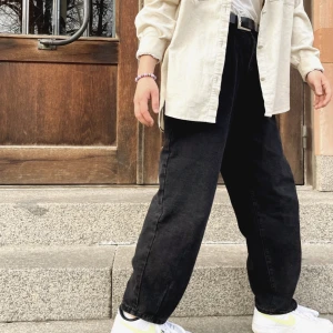Jeans - Svarta ballongbyxor. Luftiga och skönt jeansmaterial. 