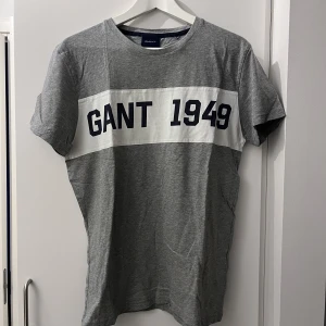 Gant t-shirt, medium - T-shirt från Gant. Mycket fint skick, knappt använd🌻 Storlek medium👕