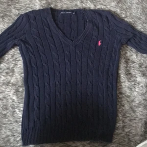 Ralph Lauren, kabelstickad tröja, Dam - Jag säljer nu min Ralph Lauren tröja då den blivit lite liten på mig. Storleken är i XS men passar på S och M också. (Liiite tight runt axlarna om man vanligtvis bär M). Jättefint skick!💕