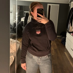 GANT hoodie - En marinblå gant hoodie i bra kvalitet. Storlek 176 men passar även xs/s!