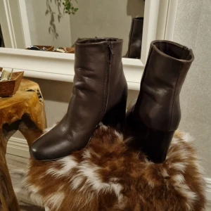 Ankelboots Firenze - Ankelboots Firenze, storlek 39, läder, brun. Fint skick 