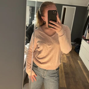 Söt tröja - En fin ljusrosa tröja i storlek Xl (är även fin i lite oversized). Bra kvalitet.