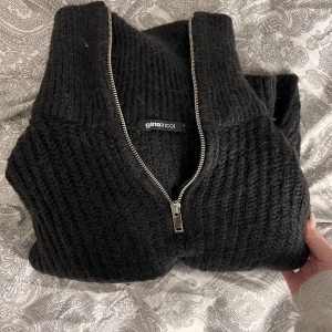 Zip tröja - Stickad zip tröja från Gina tricot i S.  Mitt pris 100kr
