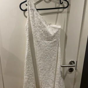 Studentklänning  - Oanvänd studentklänning, prislapp kvar. Katt och hund finns i hemmet