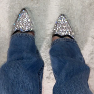 Klackskor - Klackskor med stenar där fram och spänne där bak, skriv för fler bilder <3