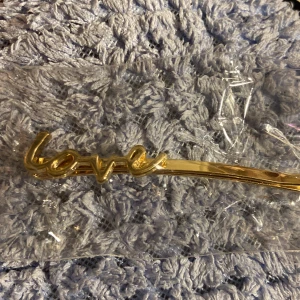 Love hårspänne  - Love hårspänne oöppnad jätte fin men inte riktigt min stil😋 pruta Järna