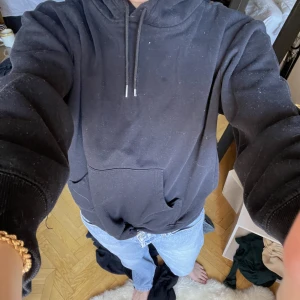 H&M hoodie - Sliten men mysig h&m hoodie. Går att styla med det mesta! 