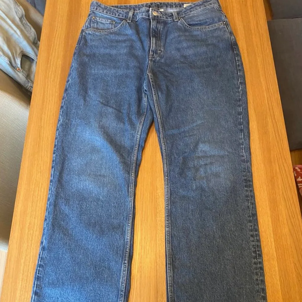 Mörkblå weekday jeans som är modellen voyage high straight jeans och är knappt använda. Nypris 699kr. Jeans & Byxor.