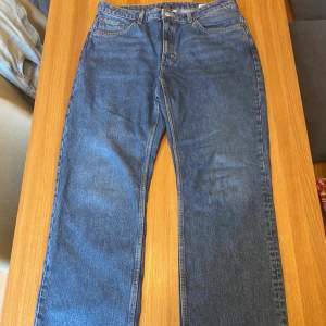 Mörkblå weekday jeans som är modellen voyage high straight jeans och är knappt använda. Nypris 699kr
