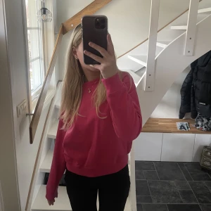 Rosa collegetröja - Säljer denna tröja pga flytt. Såå skön och inga tecken på användning🥰