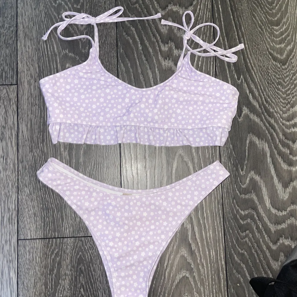 Jättesöt bikini från shein som aldrig är använd! Pågrund av för liten storlek!! 💜💜. Övrigt.