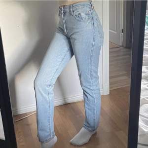 Levi’s 501 storlek W25 L30. Knappt använda. Nypris 1199kr! Jag är 172 cm lång. Kan skicka fler bilder vid intresse!! 