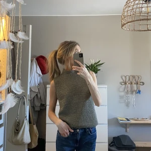 Linne  - Grönt polo linne från Zara i sånt skönt material, använd 1 gång 