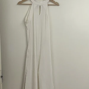 CHIARA FORTHI Klänning - säljer denna vita slitklänningen från CHIARA FORTHI. Skickar gärna fler bilder vid efterfrågan.