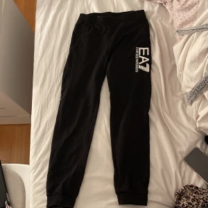 Armani mjukisbyxor - Armani/EA7 mjukisbyxor i svart, storlek 160