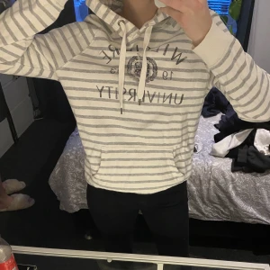 Hm - Säljer en enkel hoodie från hm då den inte kommer till användning för mig. Bra skick. Skriv för fler frågor eller bilder, köpare står för frakt💗