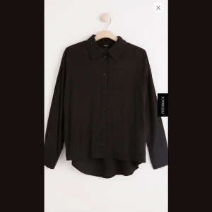 Mjuk tunnare skön skjorta - Har en likadan skjorta som på bilden.  OANVÄND Storlek XXS, sitter perfekt på mig som är M-L då den är oversized, sitter som på andra bilden, längre bak och kortare fram, världens skönaste material!! väldigt tunt och skönt material.