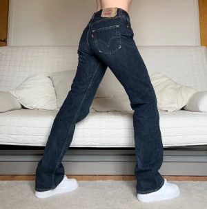 Levis 501 Jeans - Säljer dessa Levis 501 jeans i storlek W31L34 (passar mig som är storlek 38 väldigt bra), 81cm midja och 86cm innerbenslängd❤️Jag på bilderna är 172cm lång🫶Obs! Smått slitna på bakfickorna, se sista bilden🤗