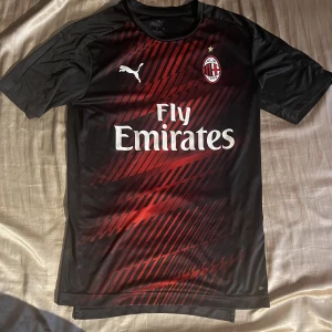 AC Milan t-shirt - Storlek S Skick 9/10 Säljer den pga jag har växt ur den . Tar emot byten
