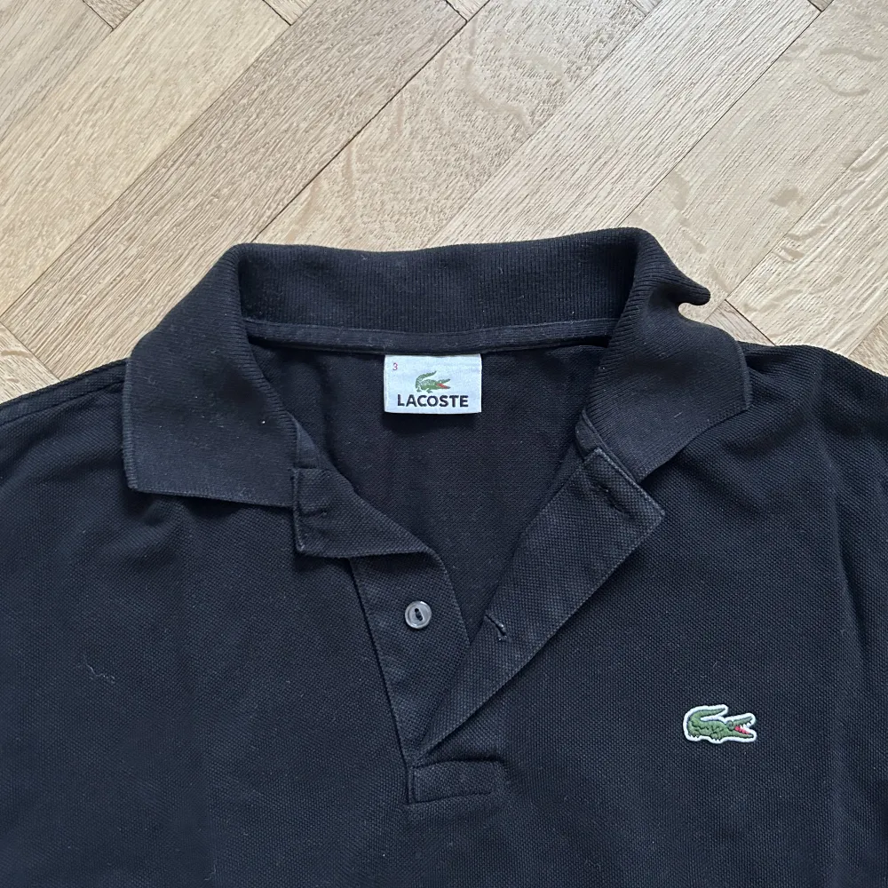 Lacoste piké. I bra skick! Skriv för fler bilder. Nypris runt 800kr. Skjortor.