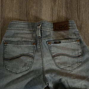 Lee jeans  - Lågmidjade jeans i en jätte snygg färg från lee. En gammal as snygg modell som inte säljs längre. Jötte bra kvalitet eftersom dem inte har varit använda på länge. 