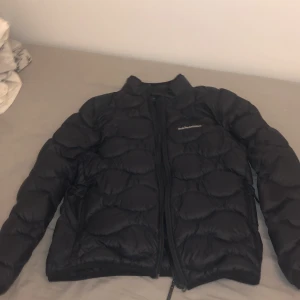 Peak Perfomance - jag säljer denna jacka eftersom det är inte min stil längre. Använd två gånger bara och den är i ny skick. Köpte den för 1600. 