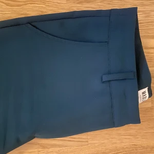 Madlady kostymbyxor  - Ett par mörkgrön kostymbyxor från Madlady som är köpta för ungefär 4-5 månader sen. 10/10 i skicket använda max 5 gånger. Köpta för : 500kr 