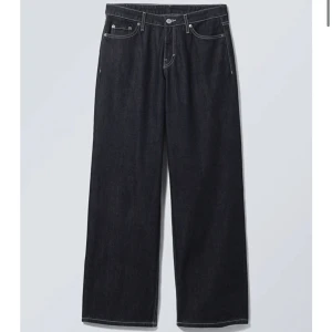 ample low loose jeans - jag säljer dessa snygga lågmidjade och baggy jeans köpta på weekday! dessa är använda endast 1 gång, alltså är de i nyskick! ❤️